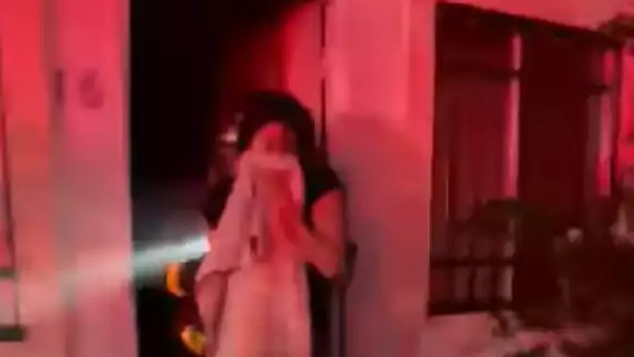 La mujer fue trasladada a un hospital debido a la intoxicación por humo