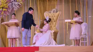 La reina recibió el cetro y corona de manos del Poeta Laureado, Fabián García Gómez.