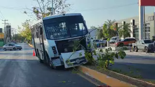 Un camión urbano chocó con un auto en la avenida Maestros Campechanos.
