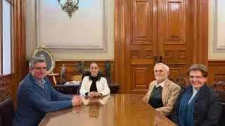 Presidenta Sheinbaum recibe en Palacio Nacional a Enrique Semo y Margarita Arévalo