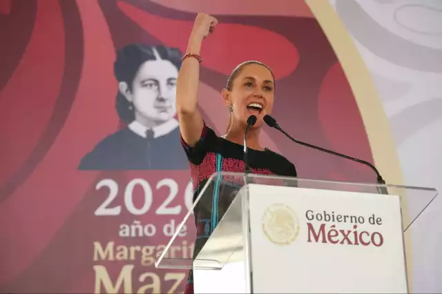 La Presidenta Sheinbaum entregó tarjetas del programa a mujeres guerrerenses.