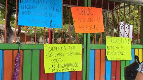 Padres de familia del jardín de niños "Esther Rodríguez Meza" mantienen protesta pacífica en Ciudad del Carmen. Padres de familia del jardín de niños "Esther Rodríguez Meza" mantienen protesta pacífica en Ciudad del Carmen.