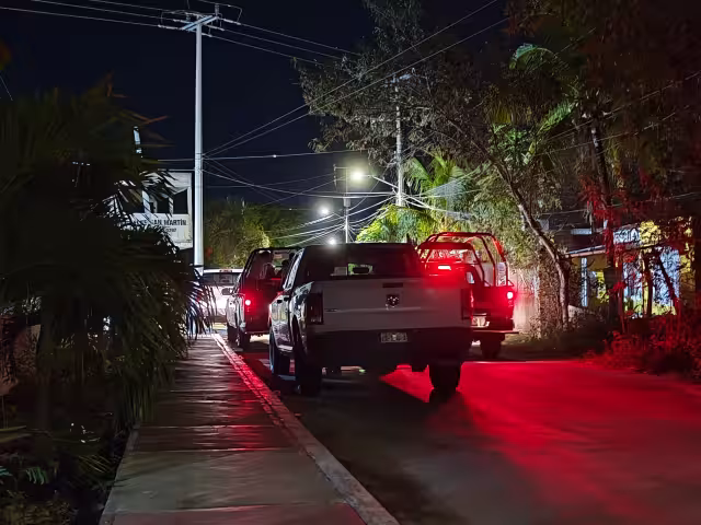Detienen a tres sujetos en Nunkiní, Calkiní, por presunta posesión de drogas.