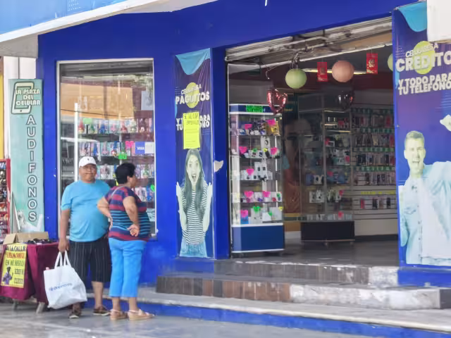 Comerciantes como el relojero Aparicio Guzmán ven con incertidumbre las ventas por el Día del Padre.