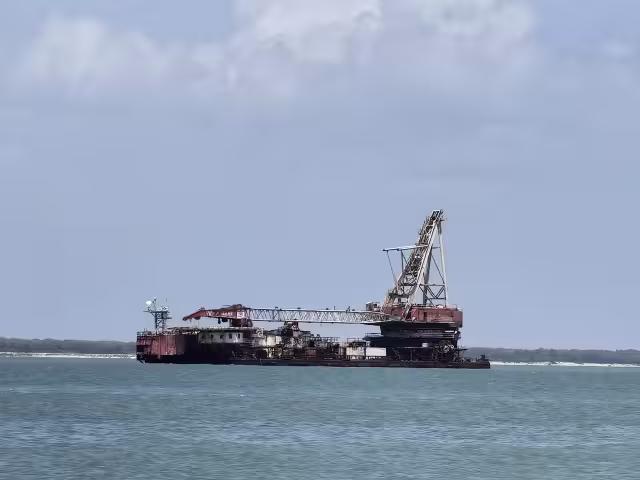 Embarcaciones industriales ancladas frente al malecón de Ciudad del Carmen están modificando corrientes marinas y provocando erosión costera.