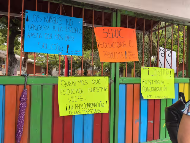 Padres de familia del jardín de niños "Esther Rodríguez Meza" mantienen protesta pacífica en Ciudad del Carmen.