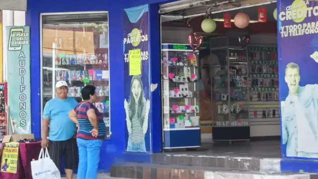 Comerciantes como el relojero Aparicio Guzmán ven con incertidumbre las ventas por el Día del Padre.