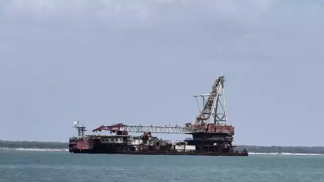 Embarcaciones industriales ancladas frente al malecón de Ciudad del Carmen están modificando corrientes marinas y provocando erosión costera.