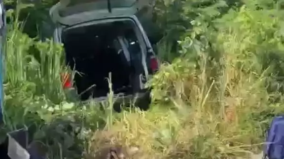 Camionetas de transporte público se impactan en carretera de Quintana Roo Camionetas de transporte público se impactan en carretera de Quintana Roo