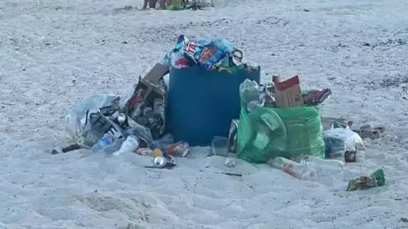 Exhiben reguero de basura en playa San Miguelito de Cancún Exhiben reguero de basura en playa San Miguelito de Cancún