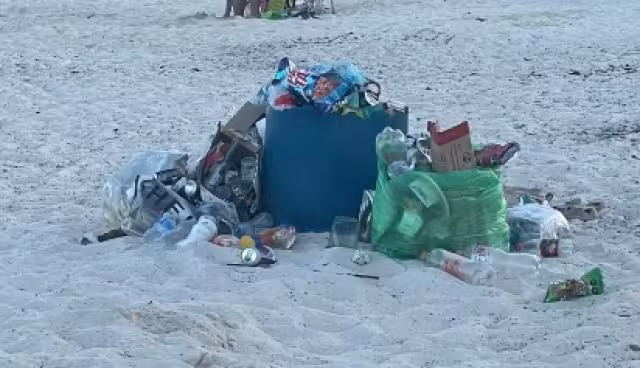 Exhiben reguero de basura en playa San Miguelito de Cancún