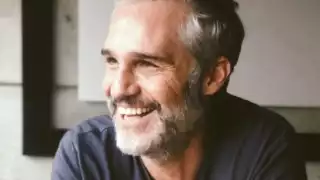 Luego de que desapareciera de redes por una trombosis que terminó con una de sus piernas, Juan Pablo Medina reapareció en internet junto al novio de Bárbara Mori, Fernando Rovzar