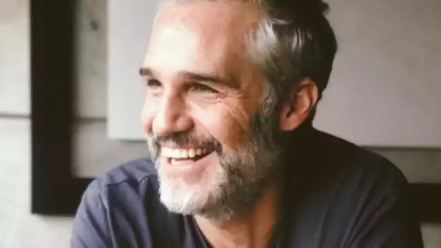 Luego de que desapareciera de redes por una trombosis que terminó con una de sus piernas, Juan Pablo Medina reapareció en internet junto al novio de Bárbara Mori, Fernando Rovzar