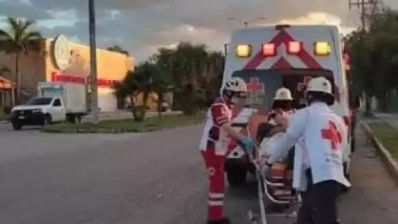 El hombre fue atendido por los paramédicos de la Cruz Roja y llevado al hospital El hombre fue atendido por los paramédicos de la Cruz Roja y llevado al hospital