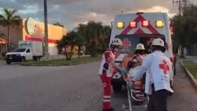 El hombre fue atendido por los paramédicos de la Cruz Roja y llevado al hospital