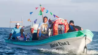 Habitantes de Chicxulub realizan procesión en el mar en honor a la Virgen de la Caridad del Cobre