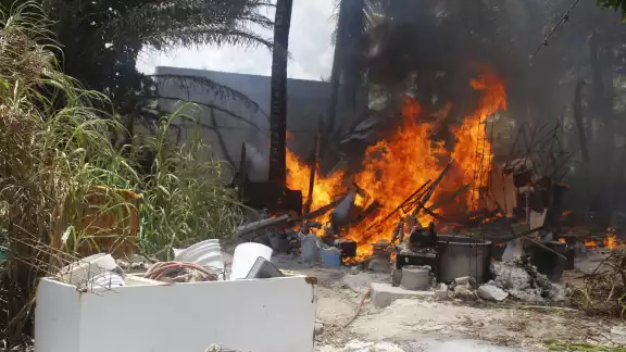 Se presume que el incendio comenzó por un efecto lupa en los envases Se presume que el incendio comenzó por un efecto lupa en los envases