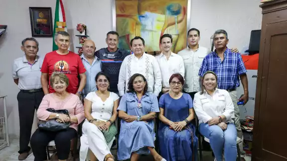Joaquín Díaz Mena atendió la petición que le hizo un grupo de vecinos en los Diálogos con el Pueblo. Joaquín Díaz Mena atendió la petición que le hizo un grupo de vecinos en los Diálogos con el Pueblo.