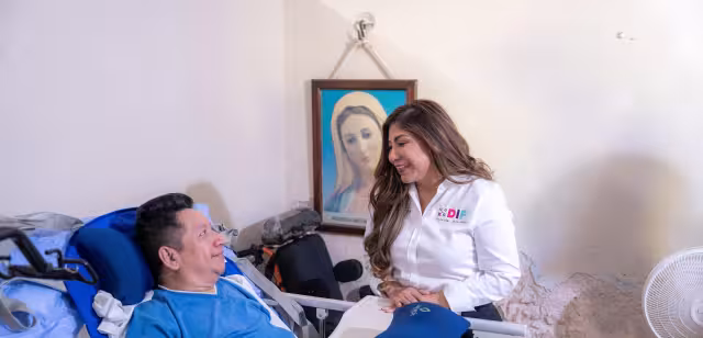 La maestra Wendy Méndez Naal encabezó la entrega del apoyo