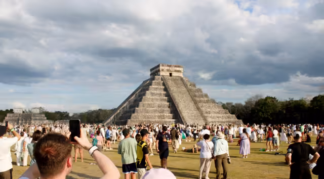Más de 8 mil 600 turistas atestiguaron el fenómeno de luz y sombra en las ruinas de Chichén Itzá