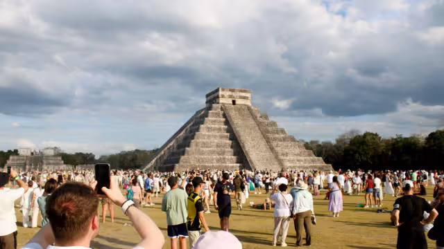Más de 8 mil 600 turistas atestiguaron el fenómeno de luz y sombra en las ruinas de Chichén Itzá