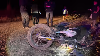 Motociclista derrapa en Nunkiní y queda inconsciente; es trasladado al hospital