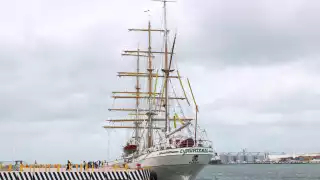 Buque Escuela Cuauhtémoc recibe a los primeros visitantes en Progreso; familias yucatecas se reencuentran con sus hijos cadetes