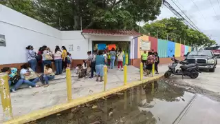 Padres mantienen bloqueo en kínder de Carmen pese a advertencias legales