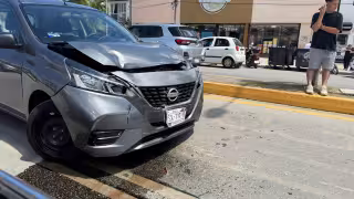Choque por alcance en avenida Tulum deja daños por más de 50 mil pesos
