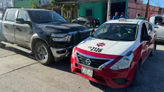 Choque entre taxista y conductor  termina en pleito y un herido con arma blanca en Ciudad del Carmen