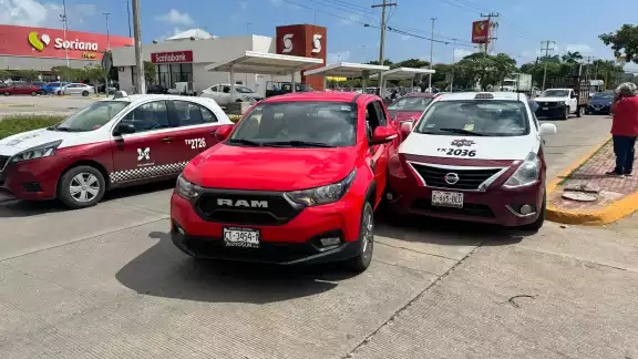 Una mujer adulta provocó un accidente vehicular al cerrarle la circulación a un taxi frente a Soriana Aviación Una mujer adulta provocó un accidente vehicular al cerrarle la circulación a un taxi frente a Soriana Aviación