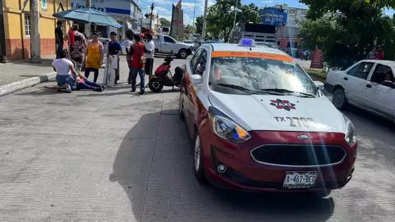 Una mujer resultó con golpes y raspones tras ser arrollada por un taxi en la Colonia Francisco I. Madero