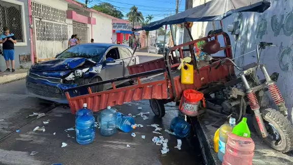 Una carromoto vendedora de agua purificada fue destruida tras ser chocada por una conductora en la Colonia Centro Una carromoto vendedora de agua purificada fue destruida tras ser chocada por una conductora en la Colonia Centro