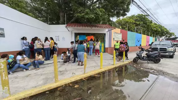 Los padres de familia manifestaron que continuarán con la protesta hasta que la Secretaría de Educación escuche sus quejas.