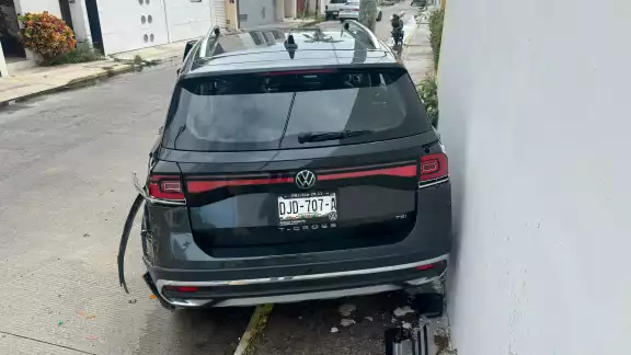 Una camioneta Volkswagen sufrió daños materiales tras ser chocada por una camioneta blanca que se dio a la fuga Una camioneta Volkswagen sufrió daños materiales tras ser chocada por una camioneta blanca que se dio a la fuga