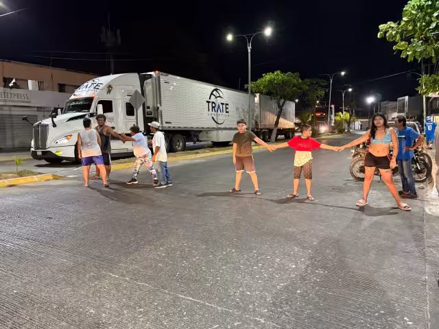 Denuncian que familias pasan hasta tres días sin energía en plena ola de calor.