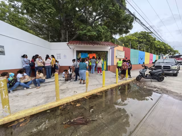Los padres de familia manifestaron que continuarán con la protesta hasta que la Secretaría de Educación escuche sus quejas.