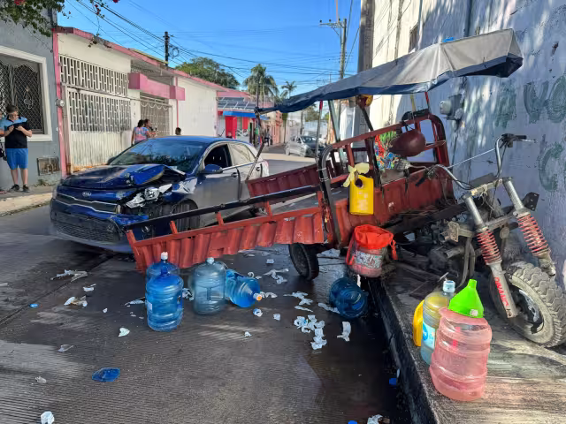 Una carromoto vendedora de agua purificada fue destruida tras ser chocada por una conductora en la Colonia Centro