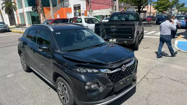 Aparatoso choque en colonia Fátima dejó cuantiosos daños y congestionamiento vial.