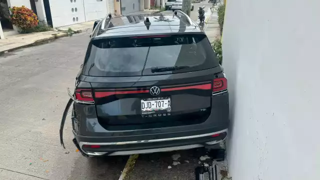 Una camioneta Volkswagen sufrió daños materiales tras ser chocada por una camioneta blanca que se dio a la fuga