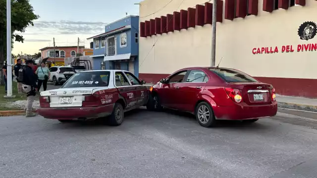 Choque entre un vehículo particular y un taxi deja daños materiales en la Colonia Santa Rosalía