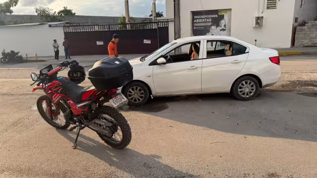 Cierra paso a motocicleta.