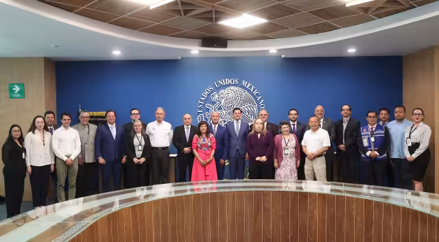 Funcionarios federales y líderes de la industria se reunieron en el AIFA.