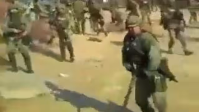 Elementos de la Sedena fueron recibidos con rocas y palos por habitantes de Aguililla. Foto: Captura de Pantalla