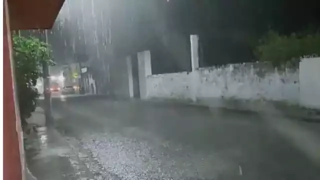 La lluvia inició alrededor de las 21:30 horas de este martes. Foto: Por Esto!