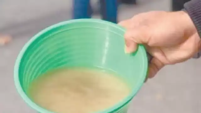 Los usuarios exhibieron una muestra en un recipiente