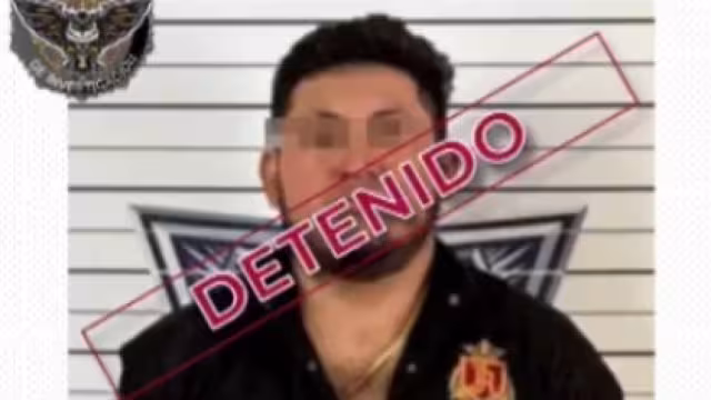 El hombre fue captado por cámaras de vigilancia alejarse de los sitios donde fueron localizados tres cuerpos