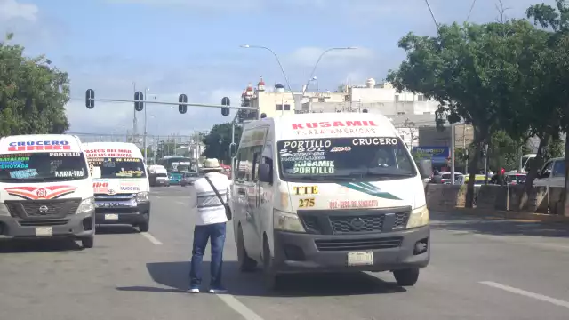 Hasta 500 pesos al día: así opera la red de “encargados” que controla los paraderos en Cancún