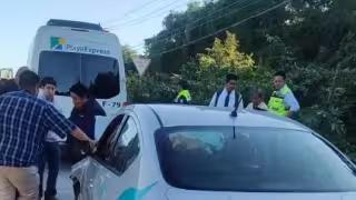 Impacto por alcance deja un auto destrozado en el Boulevard Playa del Carmen