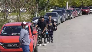 Entre radios apagados y motores detenidos: así esperan los campechanos su cambio de placas 2026